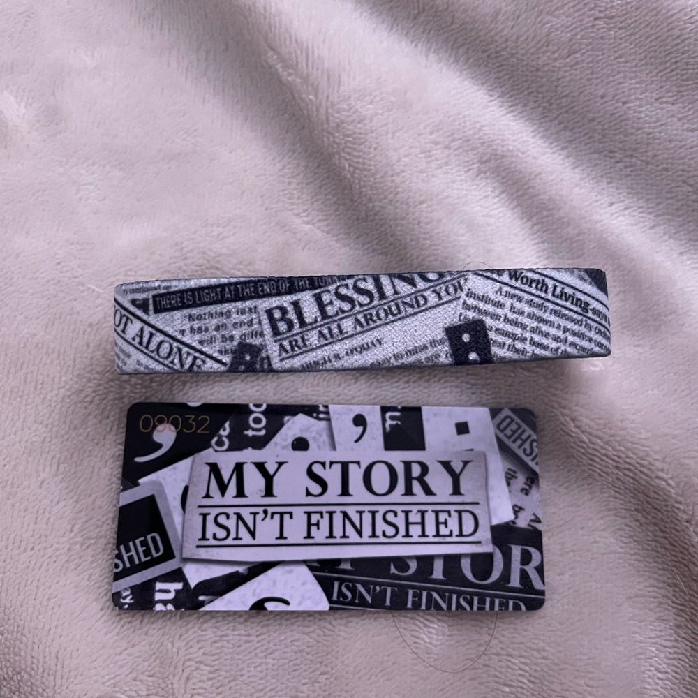 NWT Zox wristband. My Story Isn't Finished. #9032
Size Large. Unisex.